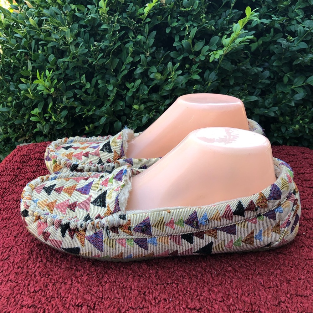 Minnetonka 44341 Women’s Multi-Color Geometric Moccasin Slippers Size 9